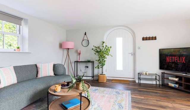 Ivy Mews - Converted Barn in Popular Village