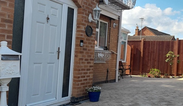 “Ivy’s End” Boutique Chic Manor Cottage