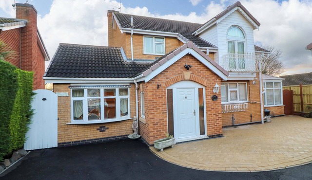 IVY'S END, with a garden in Loughborough