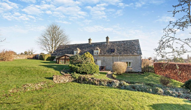 Ivycroft Cottage - a cottage that sleeps 6 guests in 3 bedrooms