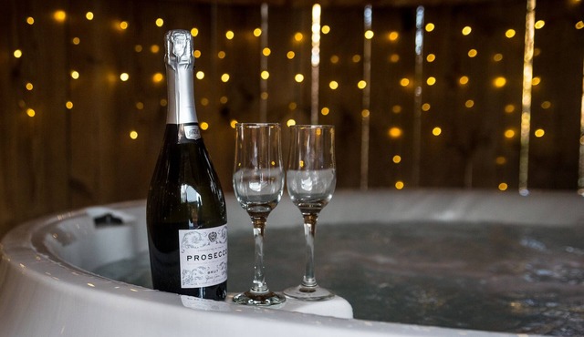 Ivydene - Luxury Cottage with Covered Hot Tub and Log Burner.