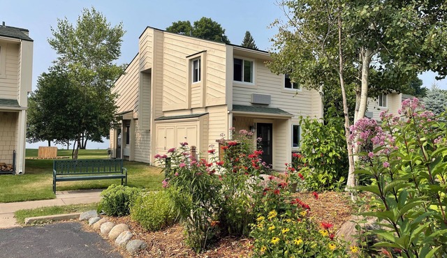 Izatys 327: Freshly Remodeled, Peaceful End Unit, Three Bedrooms and Lake Viewn
