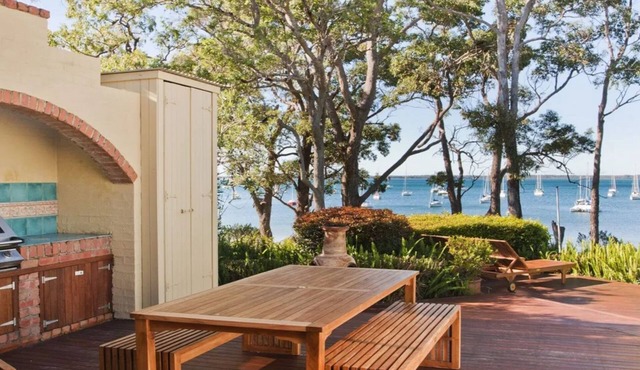 Izba - on the foreshore of Callala Bay