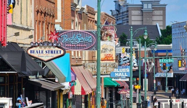 J 88 · Private gated cottage! Walk to Overton square!