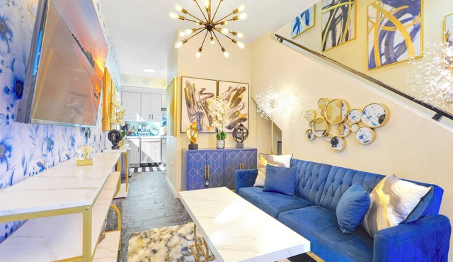 J. Chic 2BR w/Patio, BBQ Grill, and Parking, near Universal and Hollywood