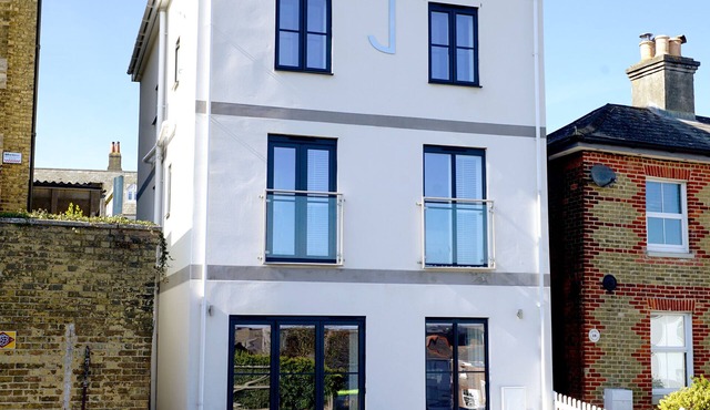 J House-Sleeps 12-4 Bath-Roof Terrace-Cowes Centre