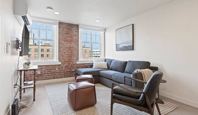 J & K on Main Luxury Apartment 405