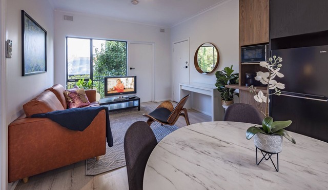 Jacaranda Apartment | Wayville Walk to Tram