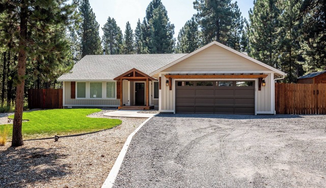 JACI97-Dog-Friendly Retreat Near Sunriver | Firepit + Fenced Yard