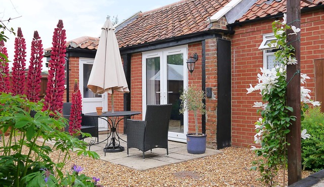 JACK'S CORNER, pet friendly, character holiday cottage in King's Lynn