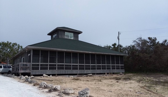 Jack's Gulls. sleeps 10! water front and rear.