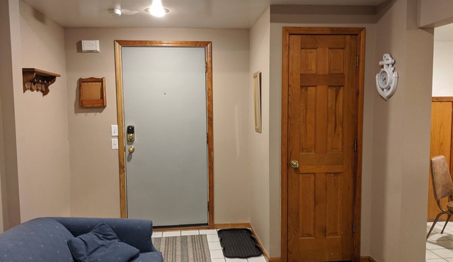 Jack's Joint's Fully Furnished Apt # 1 near water sports and downtown!