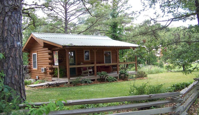 Jack's Log Cabin Near Meramec River in Quiet Wooded Setting With Hot Tub