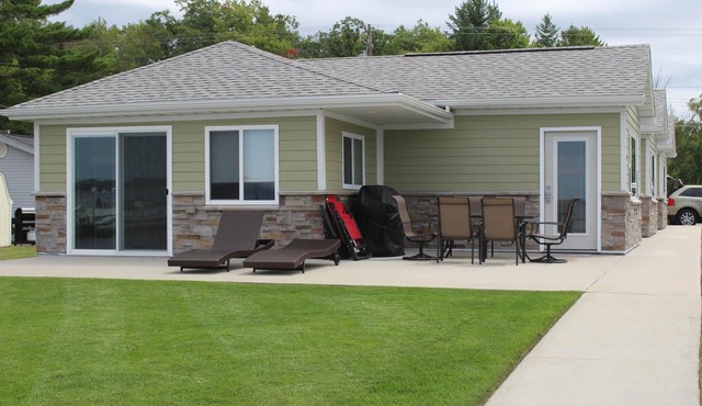 Jack's on the Bay, 2 Bedroom/2 Bath Lake Front