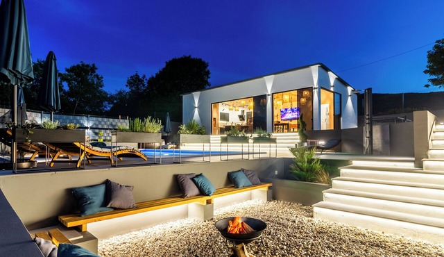 Jackal Holiday House with heated pool and a jacuzzi