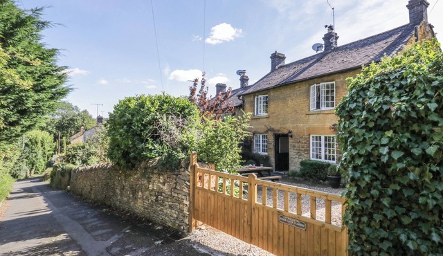 JACKDAW COTTAGE, pet friendly, with open fire in Blockley