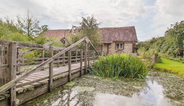 JACKDAW'S ROOST, pet friendly, with a garden in Cheltenham