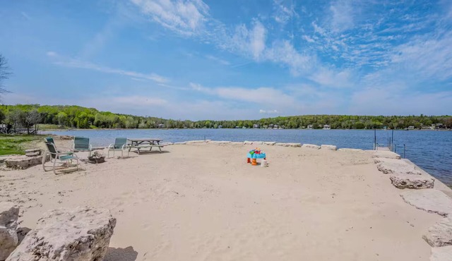 Jacks Lakeside Retreat with Hot Tub & Dock in Barrow Bay