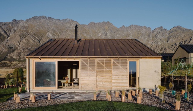 Jacks Point Earth House, Mountain View & Fireplace