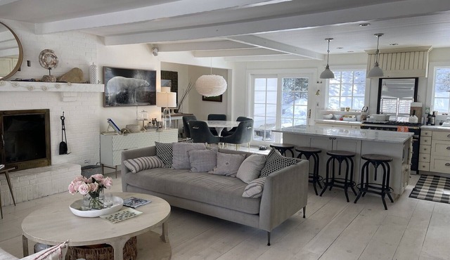 Jackson Family Retreat, walk to Everything, town Square, fenced yard, ebikes.