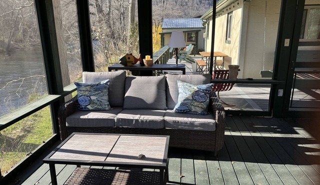 Jackson River Retreat - Great fly fishing & close to The Homestead Resort