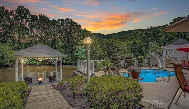 Jackson River Estate Riverfront with Pool, Billiards, Games.
