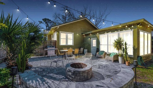 "Jacksonville Gem: Stylish Home Tropical Backyard