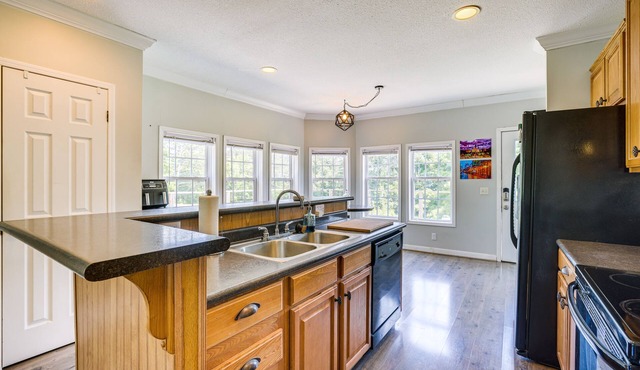 Jacksonville Home w/Deck - 30 Mi to Talladega!