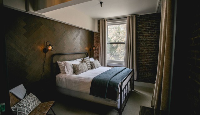 Jacksonville Inn Room #5: Luxurious 1 BR King Guest Room. Walkable to the Britt Festival, downtown shops, and wine tasting rooms. Experience historic charm with modern comfort!