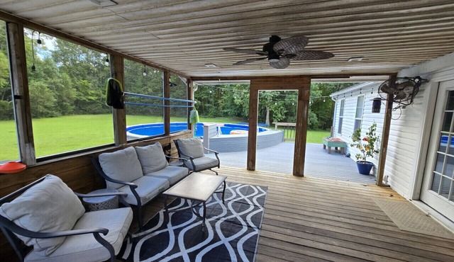 Jacksonville Ranch with private Hottub and Pool, stocked Pond with row boat, Bike and Hiking trails