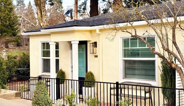 Jacksonville Suites - A Pristine Bright 1950s Gem in the of Heart of J-Ville