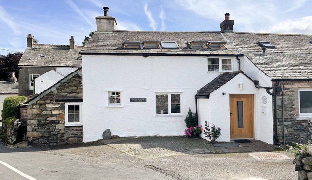 JACKY GARTH COTTAGE, pet friendly, with open fire in Keswick