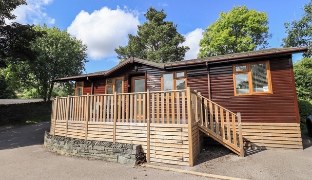 JACMAR LODGE, pet friendly, with a garden in Windermere