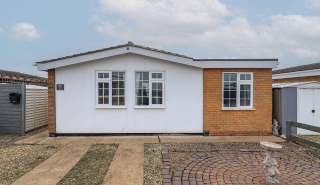 JACOB'S RETREAT, pet friendly, with a garden in Chapel St Leonards