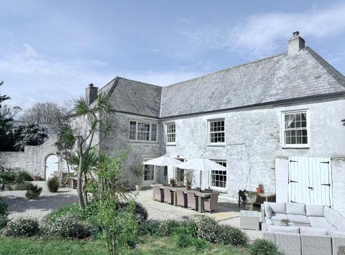 Jacobean Farmhouse, sleeps 10 guests, pet friendly