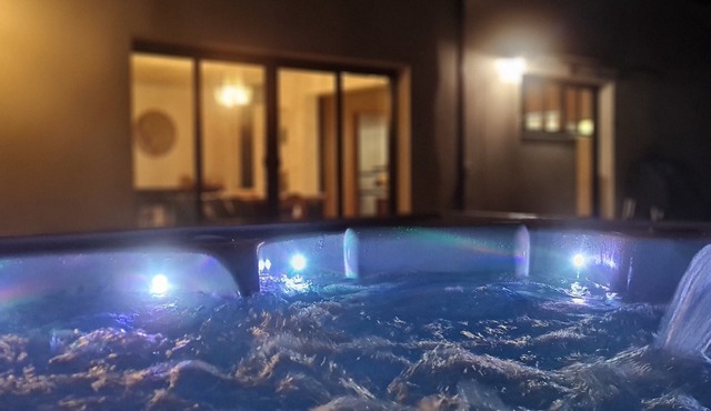 jacuzzi 130m², 6-8 pers à 15mn Bx tramC, la campagne en centre ville 5*