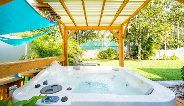 Jacuzzi.5 Mins to Beaches. Pet Friendly.