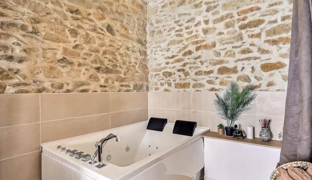 Jacuzzi and charm for 2 in the city