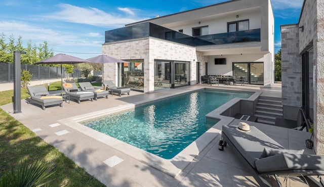 Jacuzzi and Sauna Villa