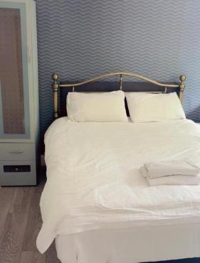 Jacuzzi City Guesthouse, about a 7 min walk to Racecourse and 10 mins to the City