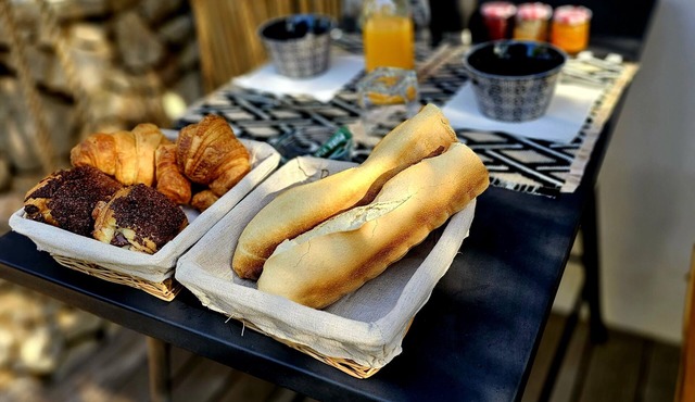 Jacuzzi et Jardin Privé à Allauch Chambre Cigale