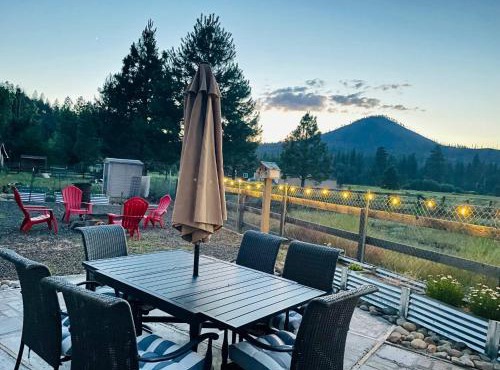 Jacuzzi, game room near Lassen and Hat Creek