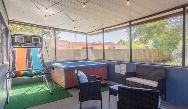 jacuzzi & games + close to dwtn, disney, & parks!