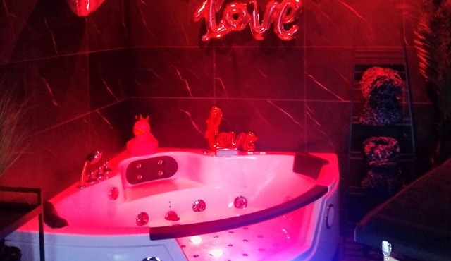 (Jacuzzi, Netflix, Massage)💖 Love & Relax 🛀🍾