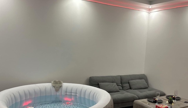 Jacuzzi Privé & Cinéma – Suite Romantique