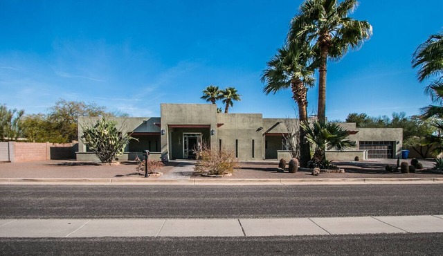 JACUZZI & PRIVATE POOL - LUXURY in the heart of Scottsdale