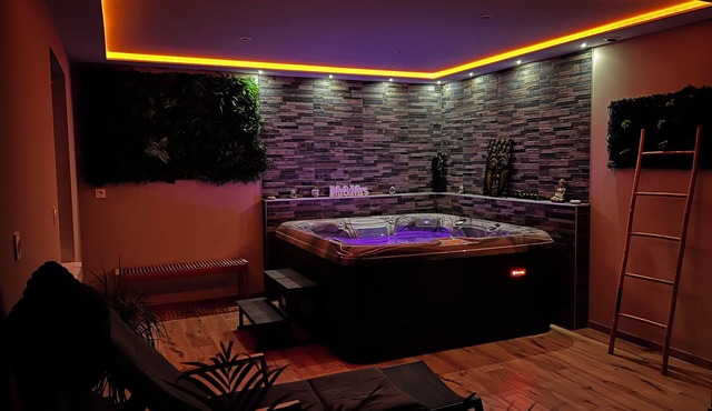 Jacuzzi, Sauna, Private - Escape at your fingertips