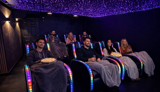 Jacuzzi! Spacious 4-bedroom 3-full Bath house with WiFi and AC near Beachwood