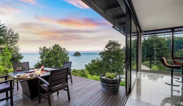 Jacuzzi Suite - Ocean Views & Beach