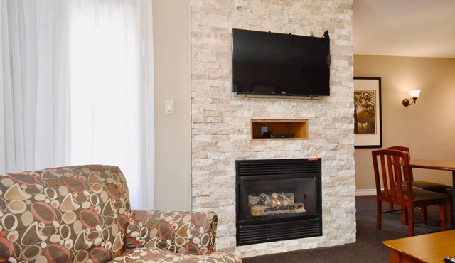 Jacuzzi Suite with King bed, full kitchen